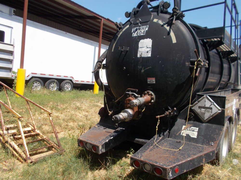 2006 Tandem UNK 700 bbl Vacuum Truck