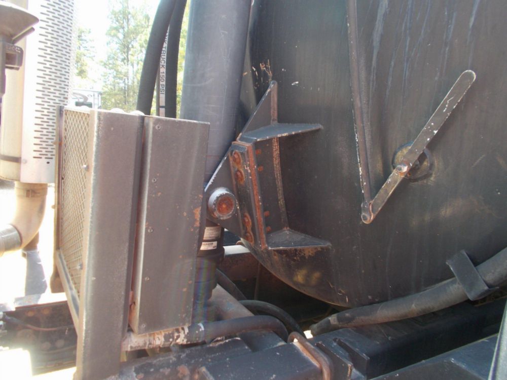 2006 Tandem UNK 700 bbl Vacuum Truck