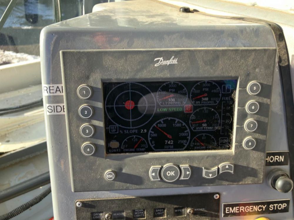 2016 CTRAC-8000 Tracked Versalift VST-9500-I Bucket