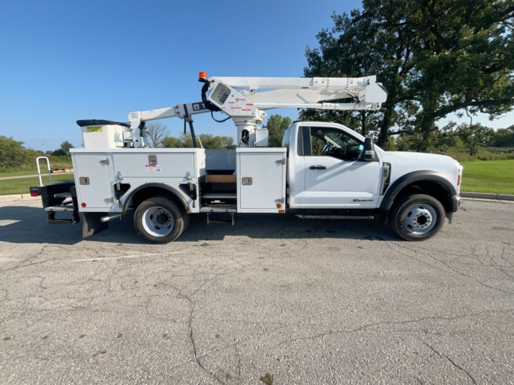 Ford F550 4x2 Terex Utilities LT40 Bucket Truck