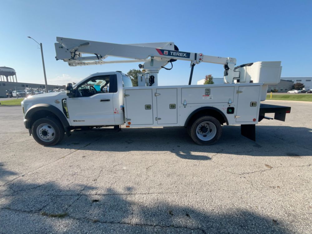 Ford F550 4x2 Terex Utilities LT40 Bucket Truck