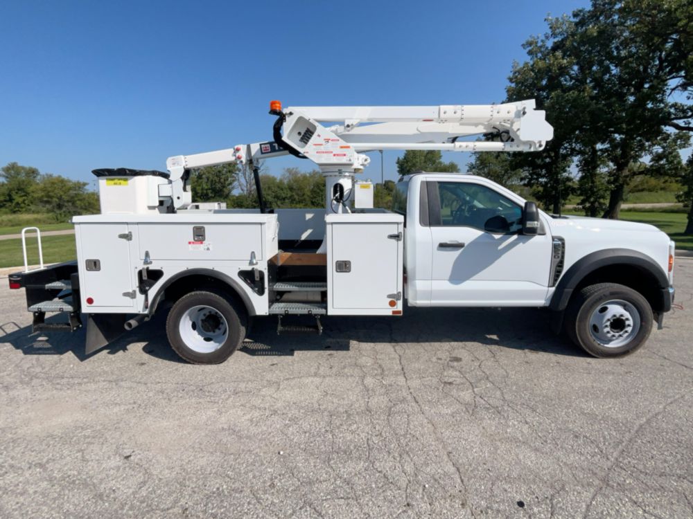 Ford F550 4x2 Terex Utilities LT40 Bucket Truck