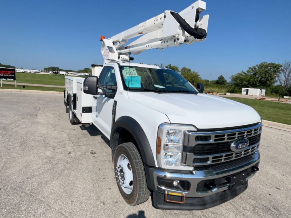 Ford F550 4x2 Terex Utilities LT40 Bucket Truck