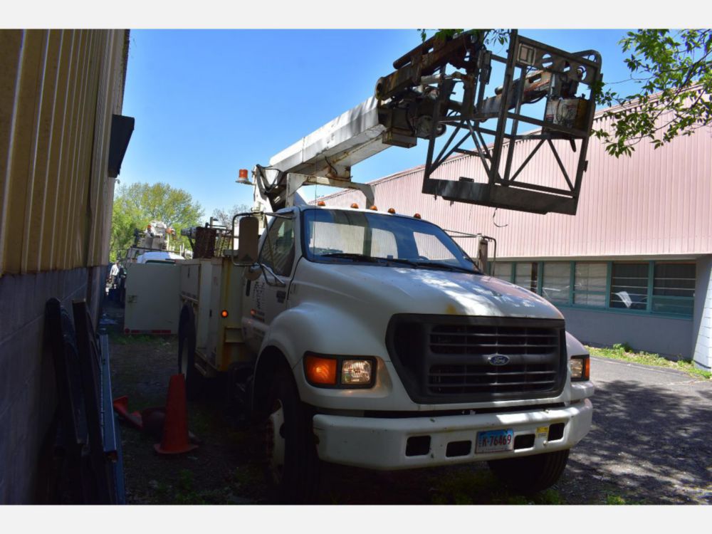 2000 Ford F-650 Altec Cable Placer Truck