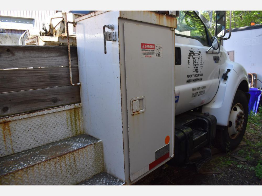 2000 Ford F-650 Altec Cable Placer Truck