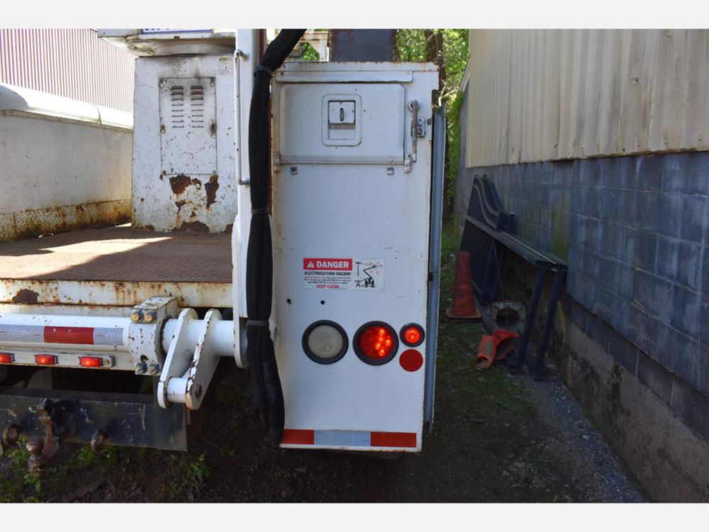 2000 Ford F-650 Altec Cable Placer Truck