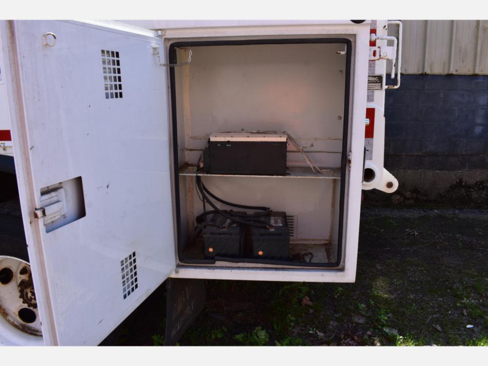 2000 Ford F-650 Altec Cable Placer Truck