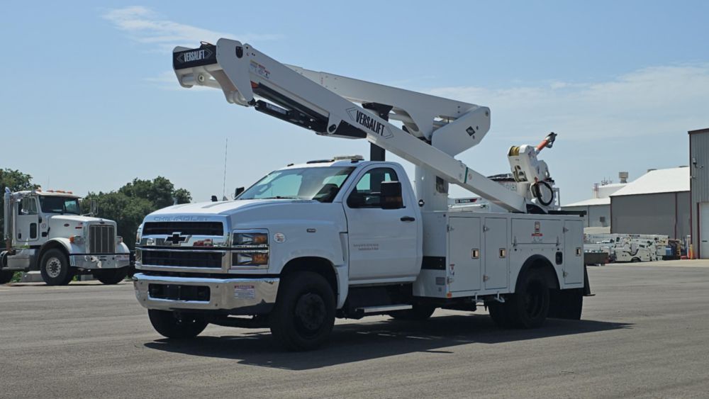 2023 Chevrolet 6500HD 4x2 Versalift VST-52-MHI Bucket Truck