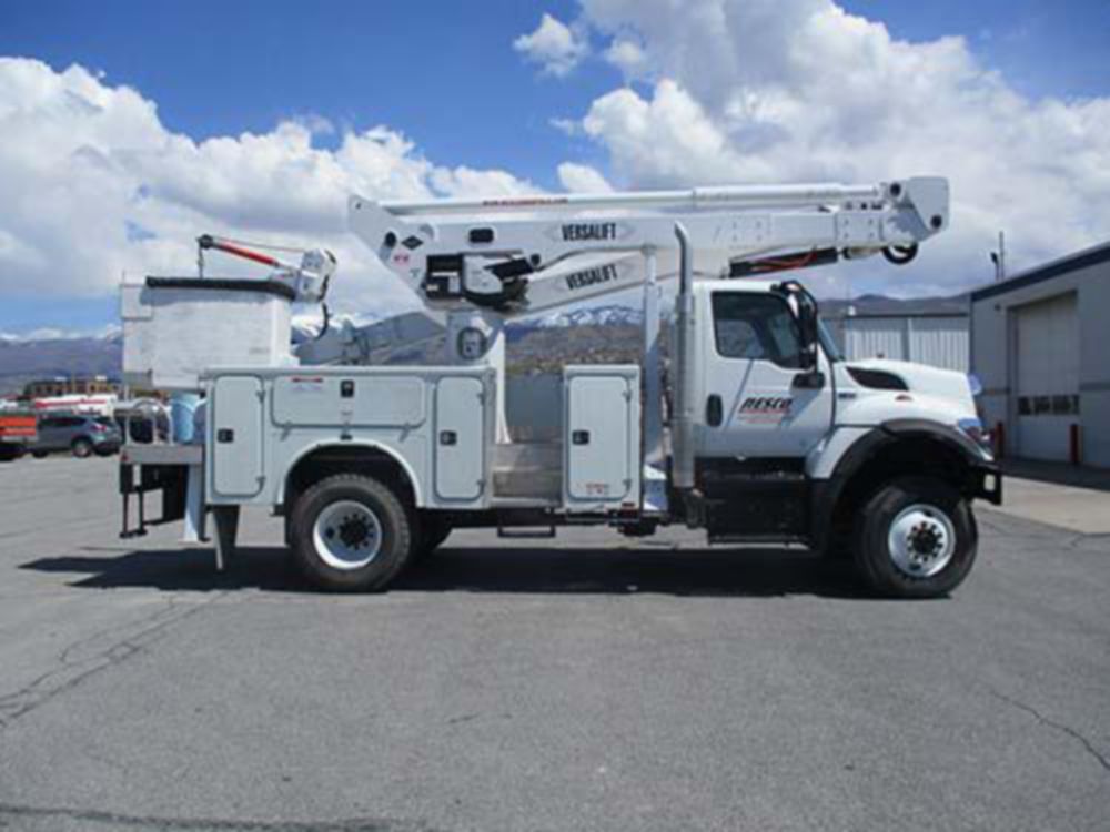 60 ft Insulated Material Handling AWD Distribution Bucket Truck