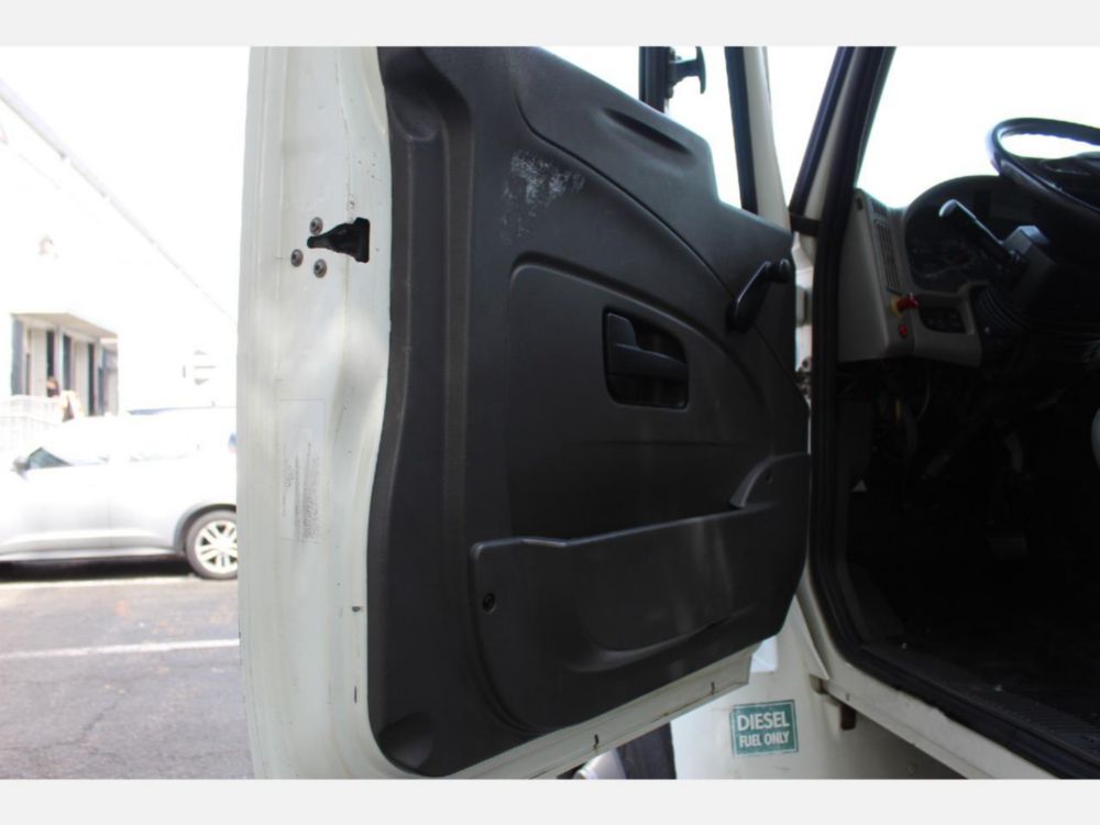 2013 Int'l Diesel 6x4 Automatic Box Truck