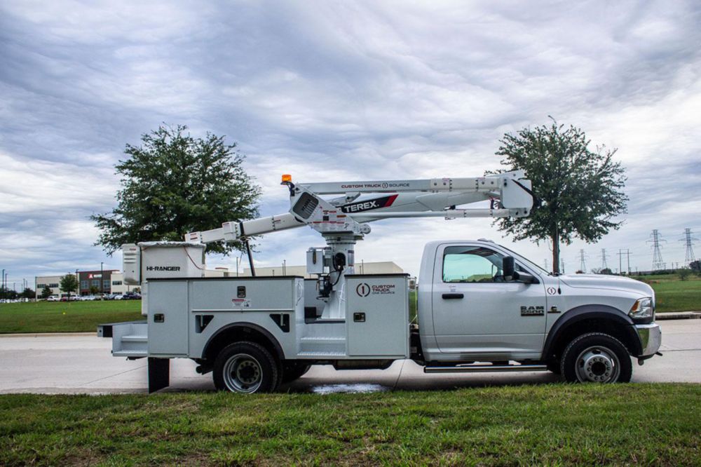 40 ft Insulated Non Material Handling AWD Distribution Bucket Truck