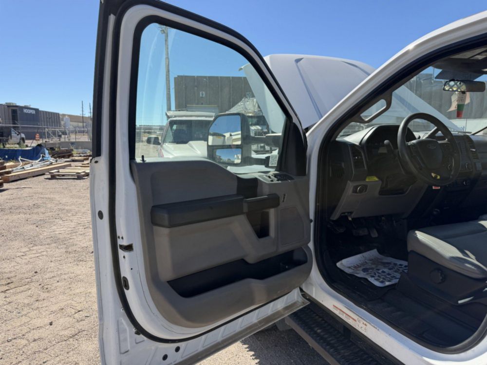 2018 Ford F-550 4x4 Crew Cab Flatbed Truck