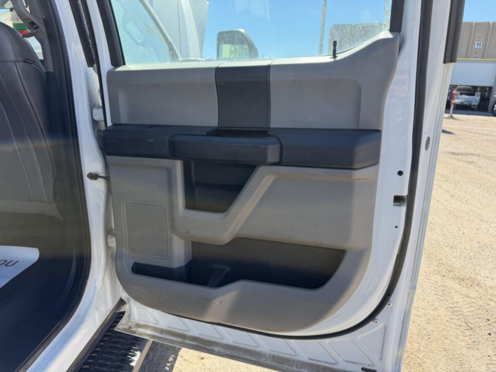 2018 Ford F-550 4x4 Crew Cab Flatbed Truck
