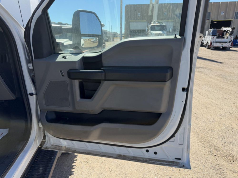 2018 Ford F-550 4x4 Crew Cab Flatbed Truck