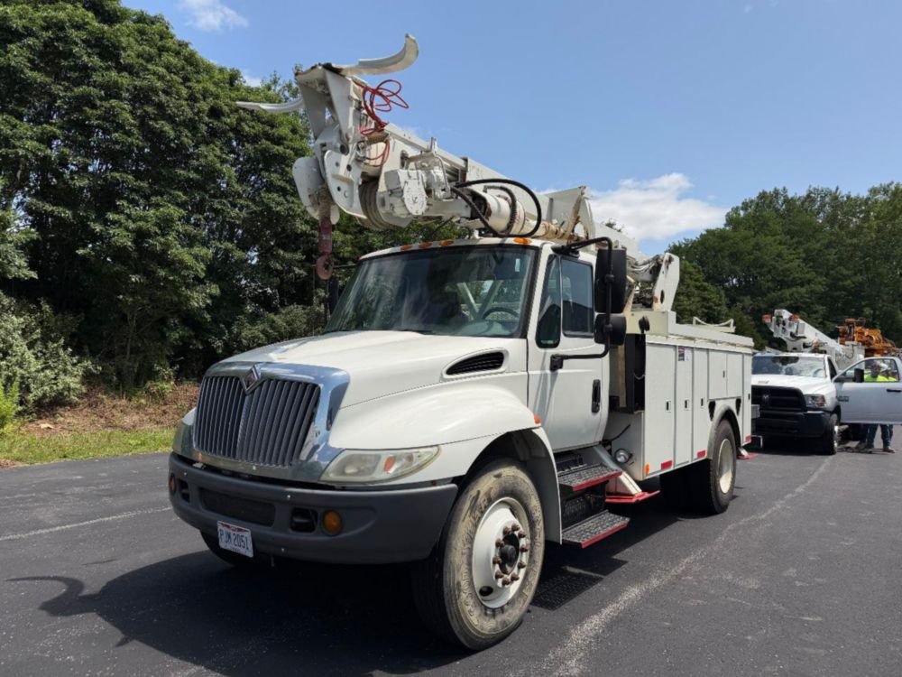 2002 Int'l 4400 Terex Commander 4047 Digger Derrick Truck