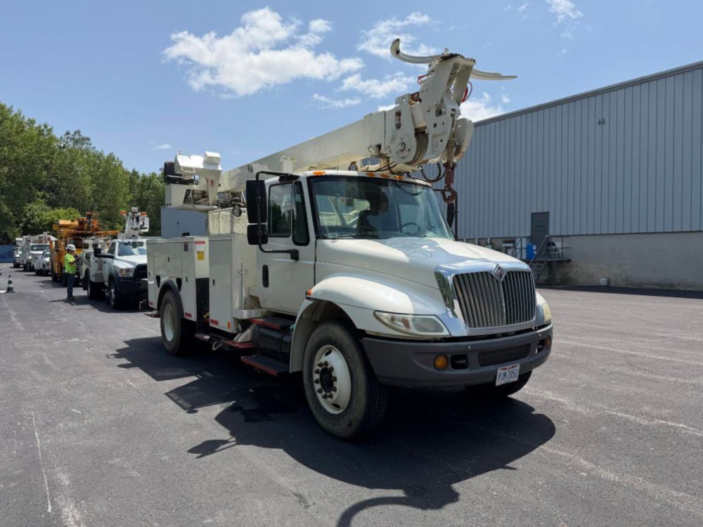 2002 Int'l 4400 Terex Commander 4047 Digger Derrick Truck