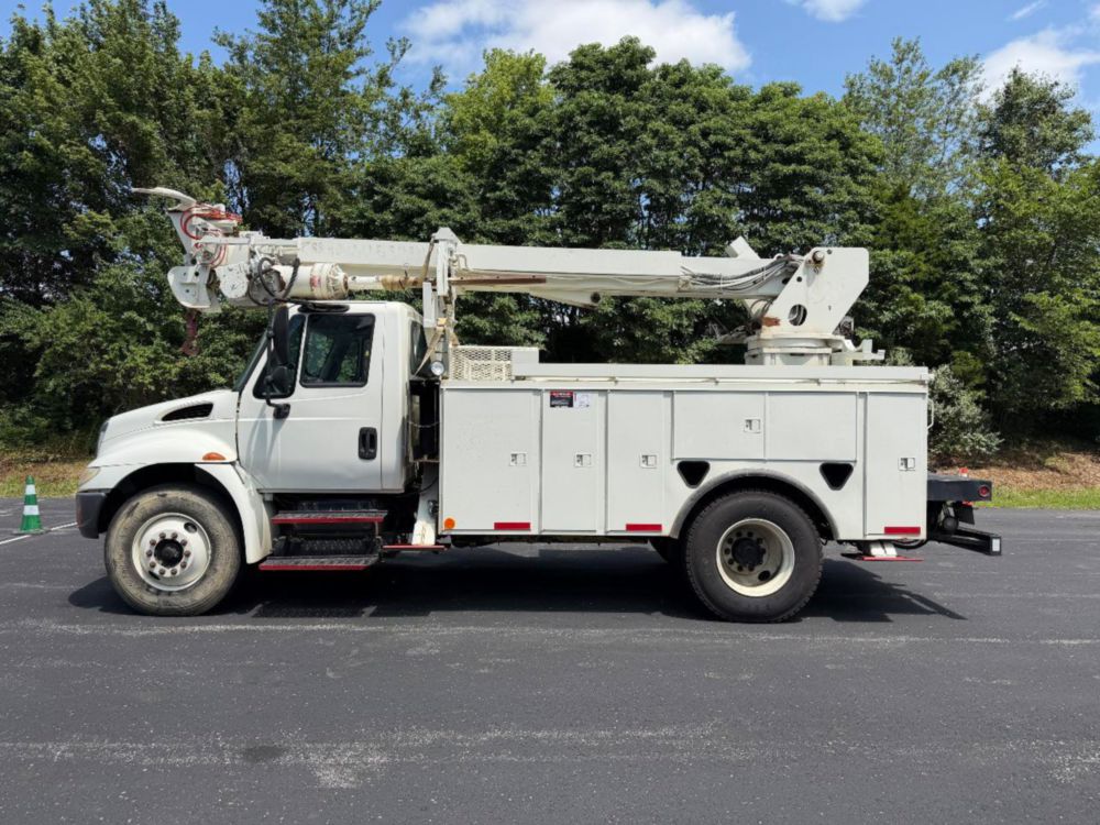 2002 Int'l 4400 Terex Commander 4047 Digger Derrick Truck