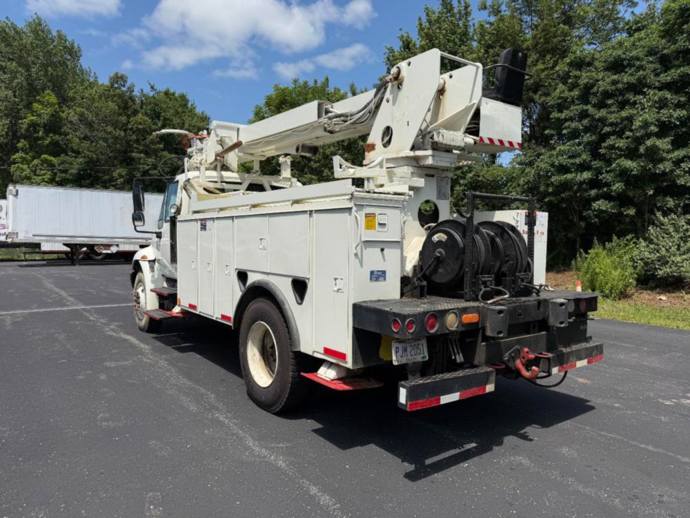 2002 Int'l 4400 Terex Commander 4047 Digger Derrick Truck