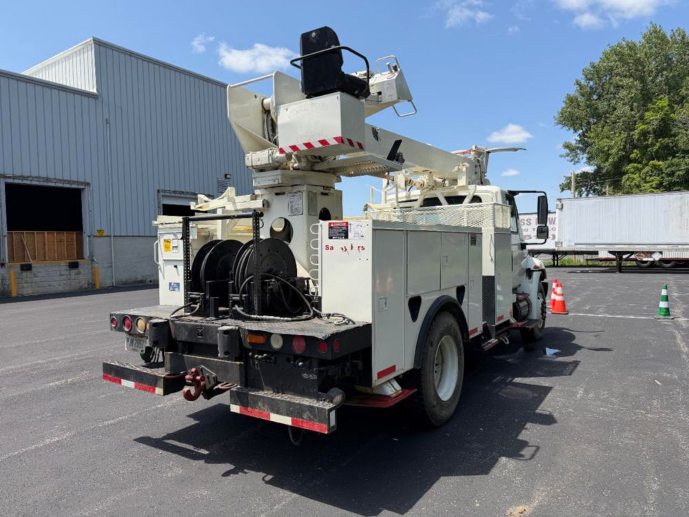 2002 Int'l 4400 Terex Commander 4047 Digger Derrick Truck