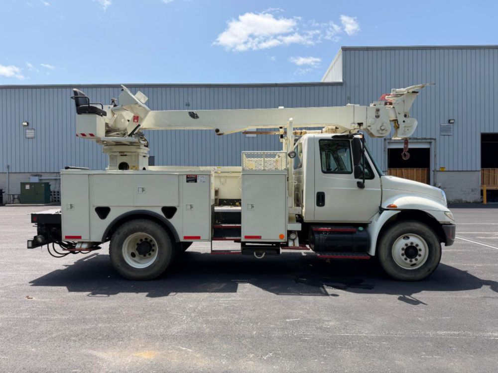 2002 Int'l 4400 Terex Commander 4047 Digger Derrick Truck