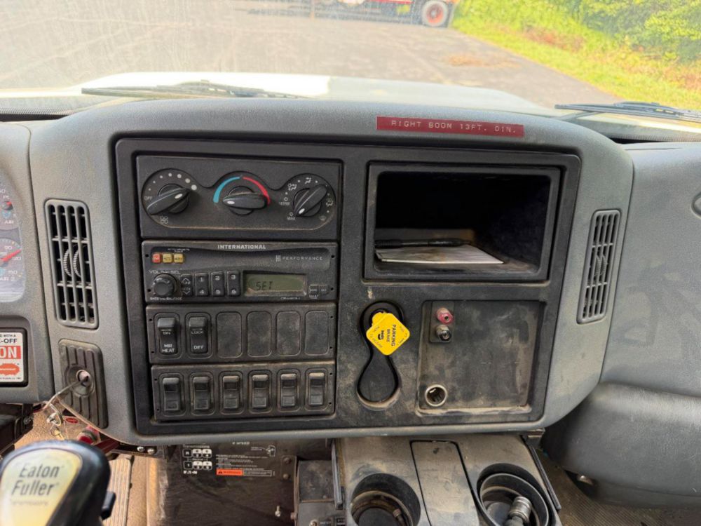 2002 Int'l 4400 Terex Commander 4047 Digger Derrick Truck