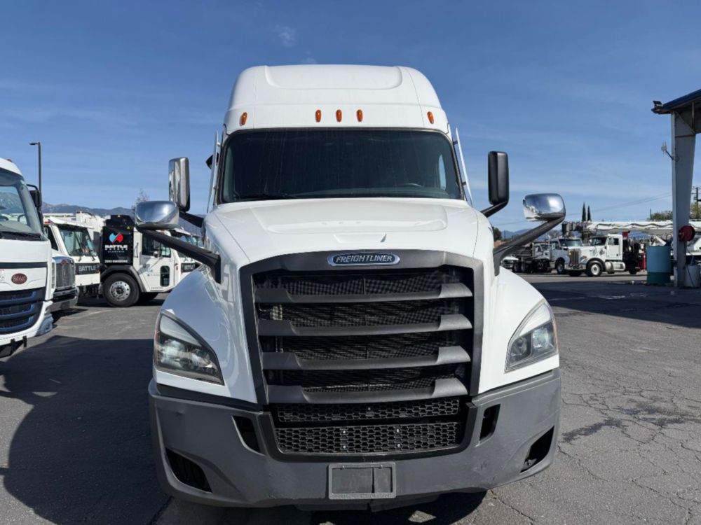 2023 Freightliner Cascadia Double Bunk Sleeper Truck