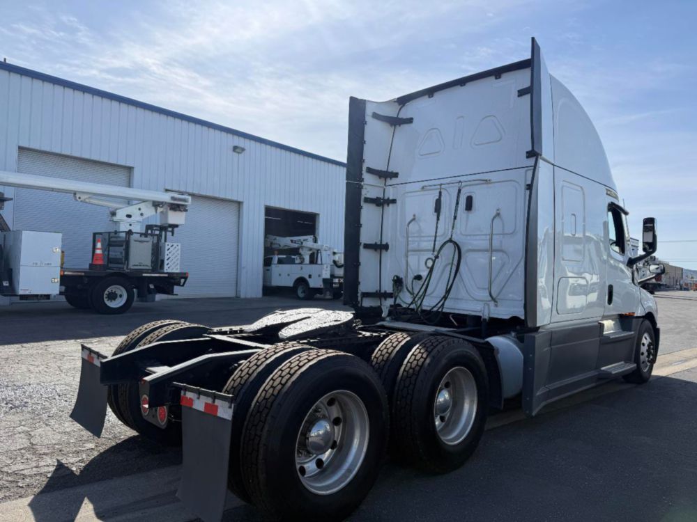 2023 Freightliner Cascadia Double Bunk Sleeper Truck