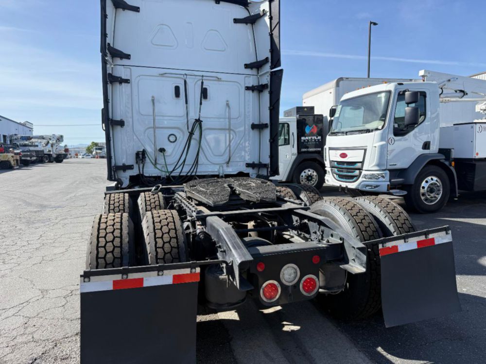 2023 Freightliner Cascadia Double Bunk Sleeper Truck