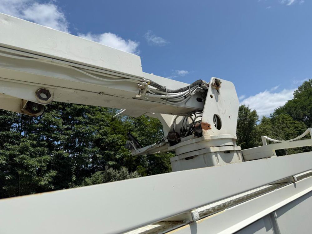 2002 Int'l 4400 Terex Commander 4047 Digger Derrick Truck