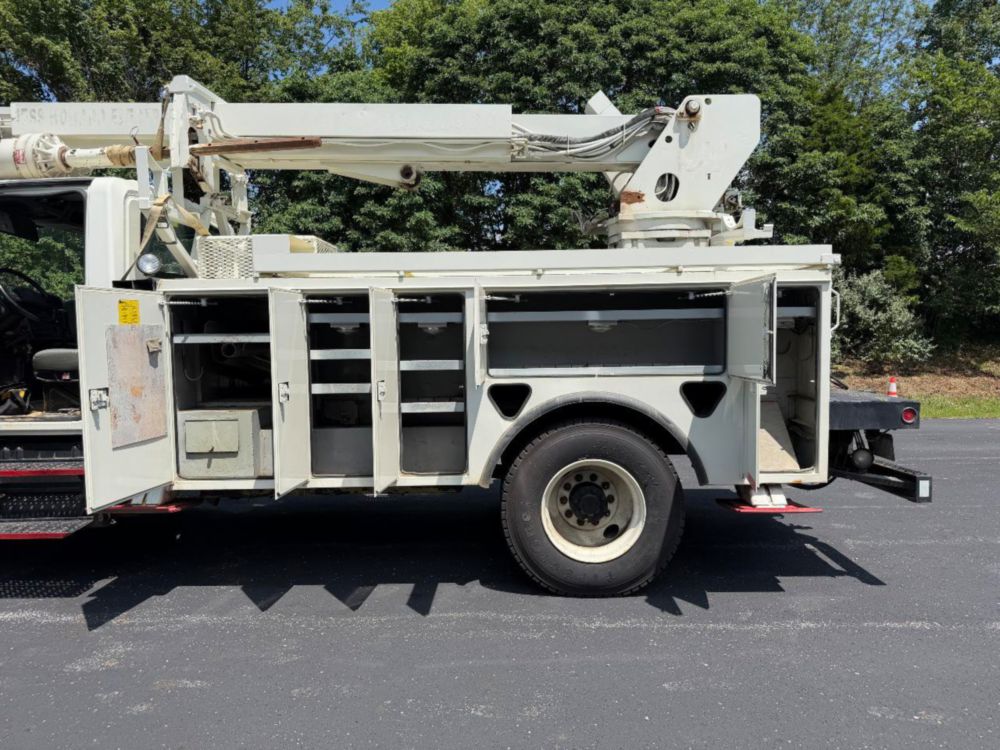 2002 Int'l 4400 Terex Commander 4047 Digger Derrick Truck