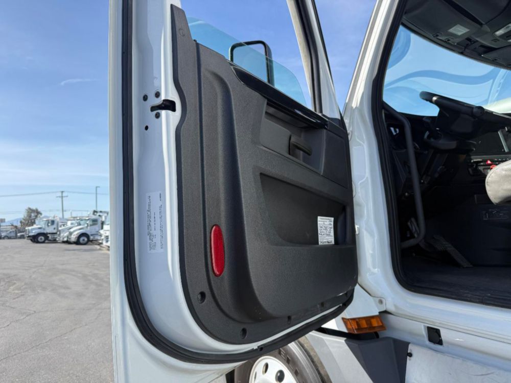 2023 Freightliner Cascadia Double Bunk Sleeper Truck