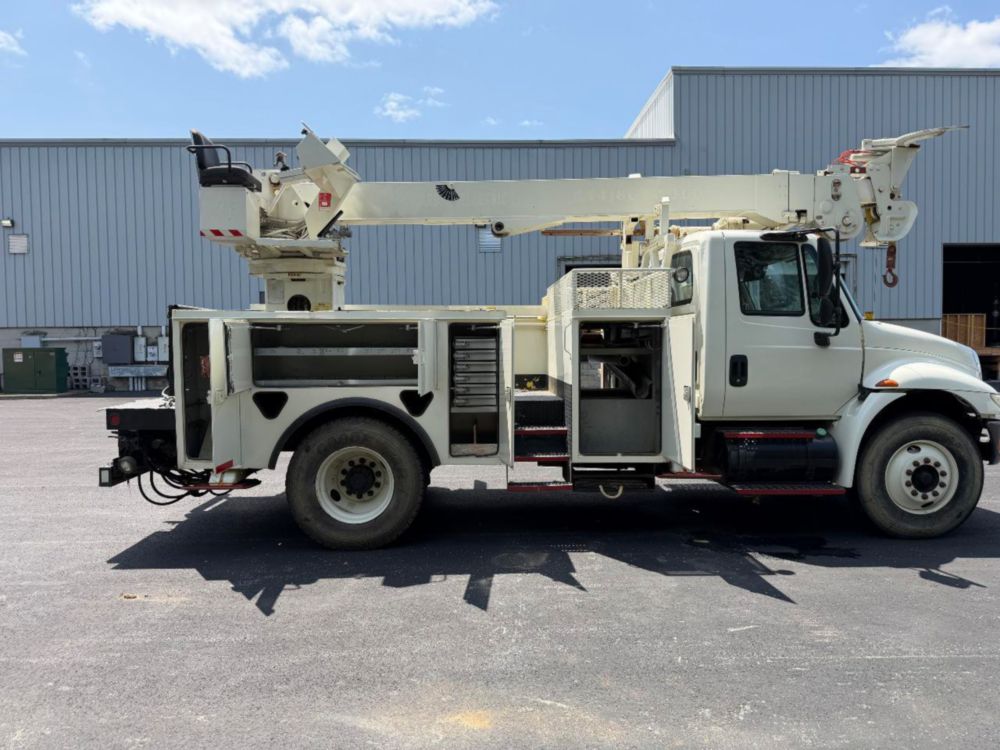2002 Int'l 4400 Terex Commander 4047 Digger Derrick Truck