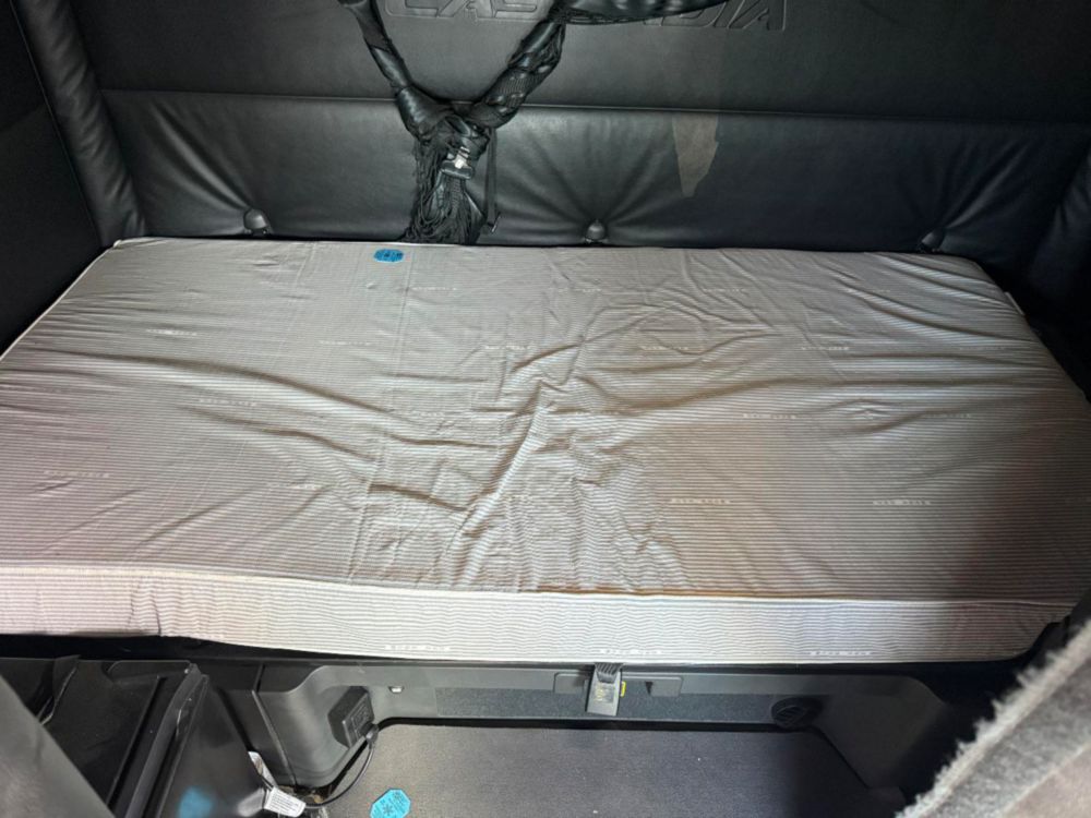 2023 Freightliner Cascadia Double Bunk Sleeper Truck