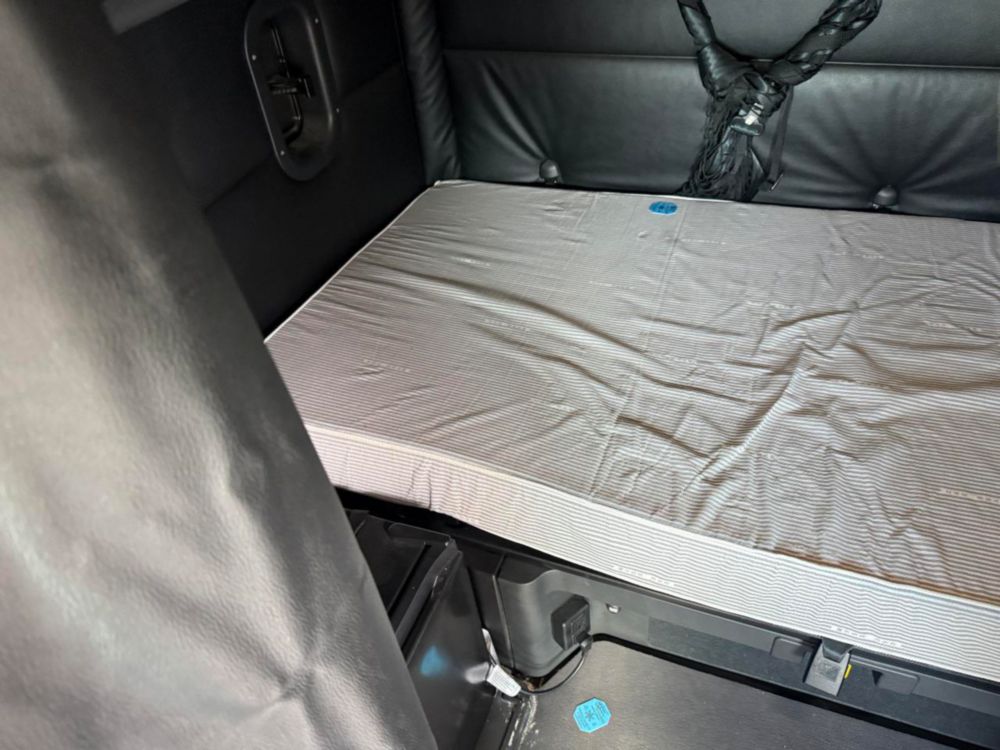 2023 Freightliner Cascadia Double Bunk Sleeper Truck