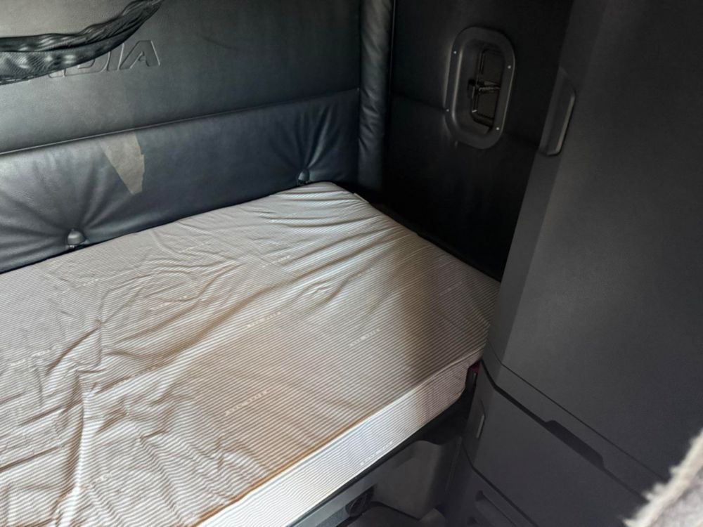 2023 Freightliner Cascadia Double Bunk Sleeper Truck