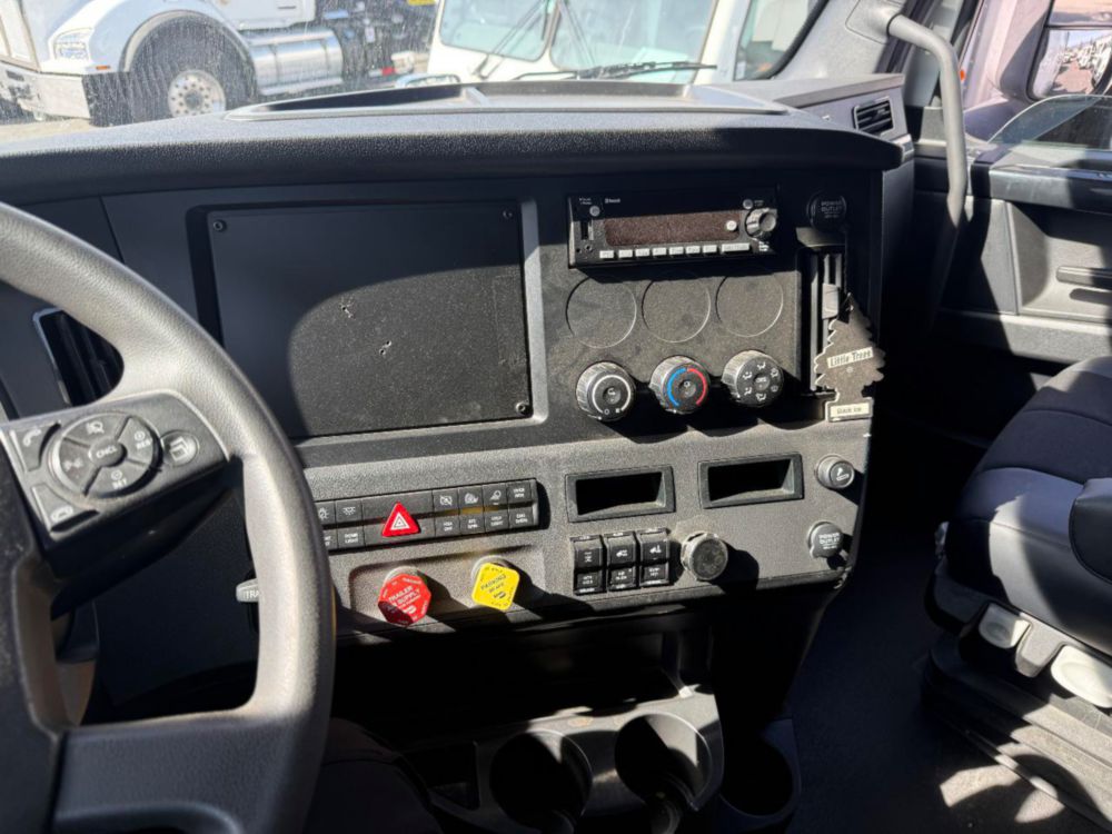2023 Freightliner Cascadia Double Bunk Sleeper Truck