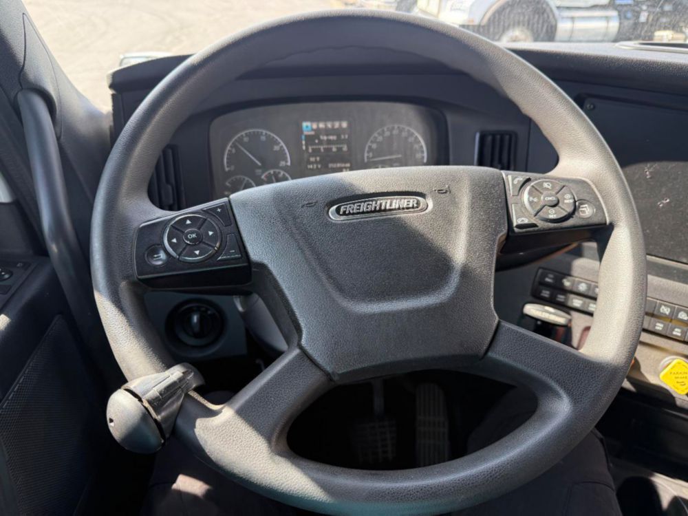 2023 Freightliner Cascadia Double Bunk Sleeper Truck