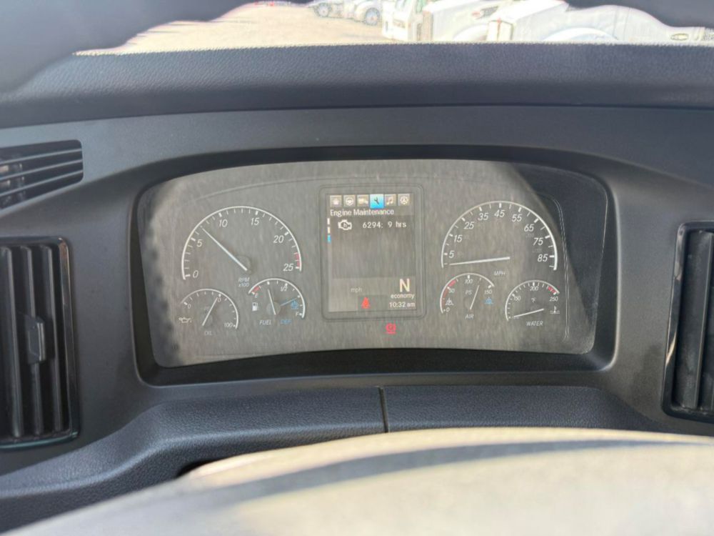 2023 Freightliner Cascadia Double Bunk Sleeper Truck