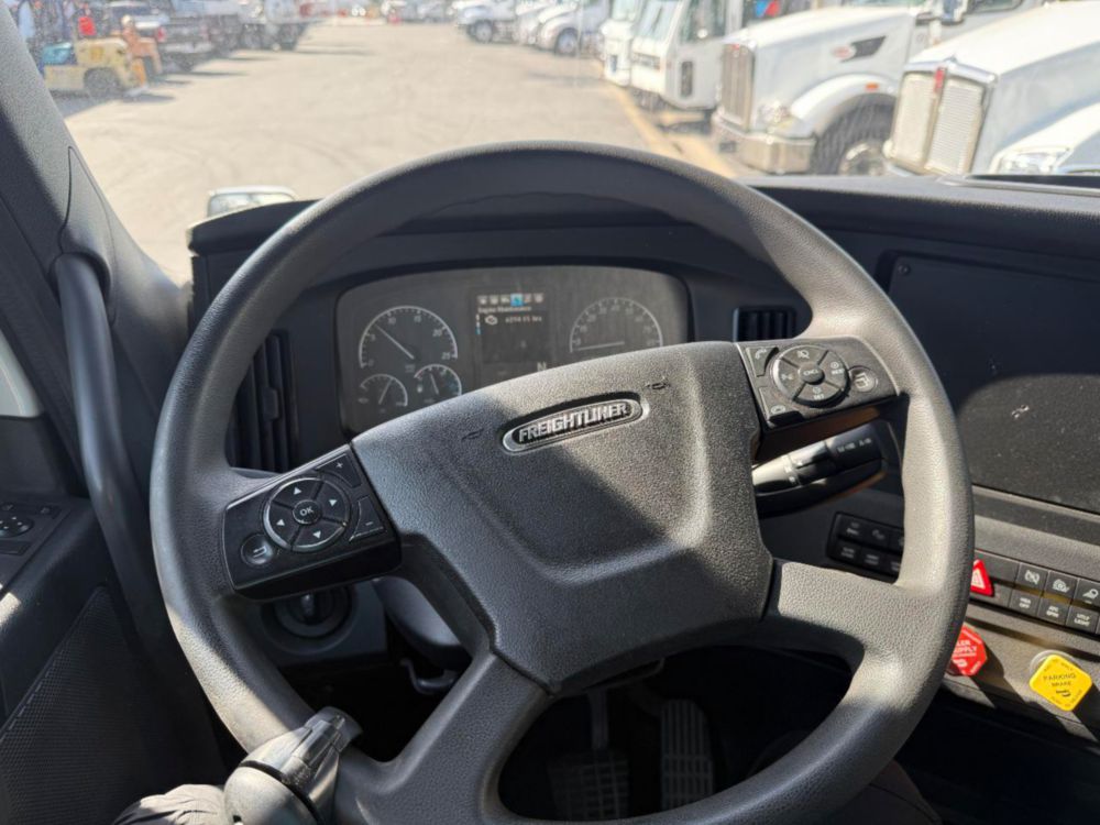 2023 Freightliner Cascadia Double Bunk Sleeper Truck