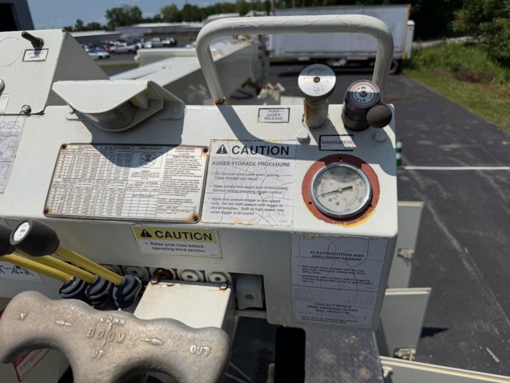 2002 Int'l 4400 Terex Commander 4047 Digger Derrick Truck