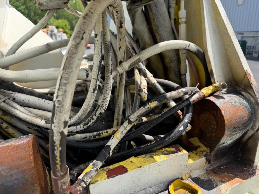 2002 Int'l 4400 Terex Commander 4047 Digger Derrick Truck