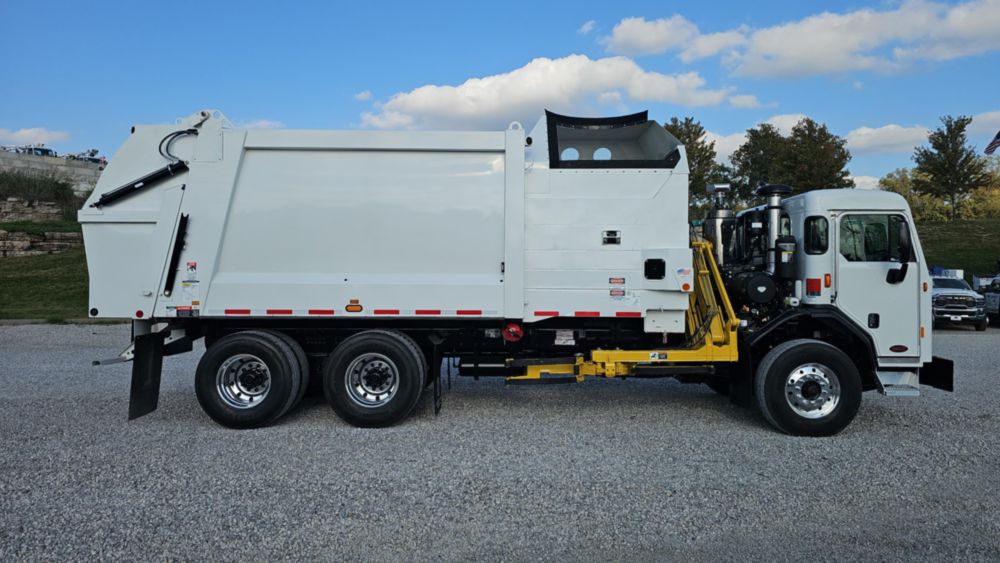 2025 Peterbilt 520 6x4 Rear Heil Durapack Python 28 Yard Side Loader