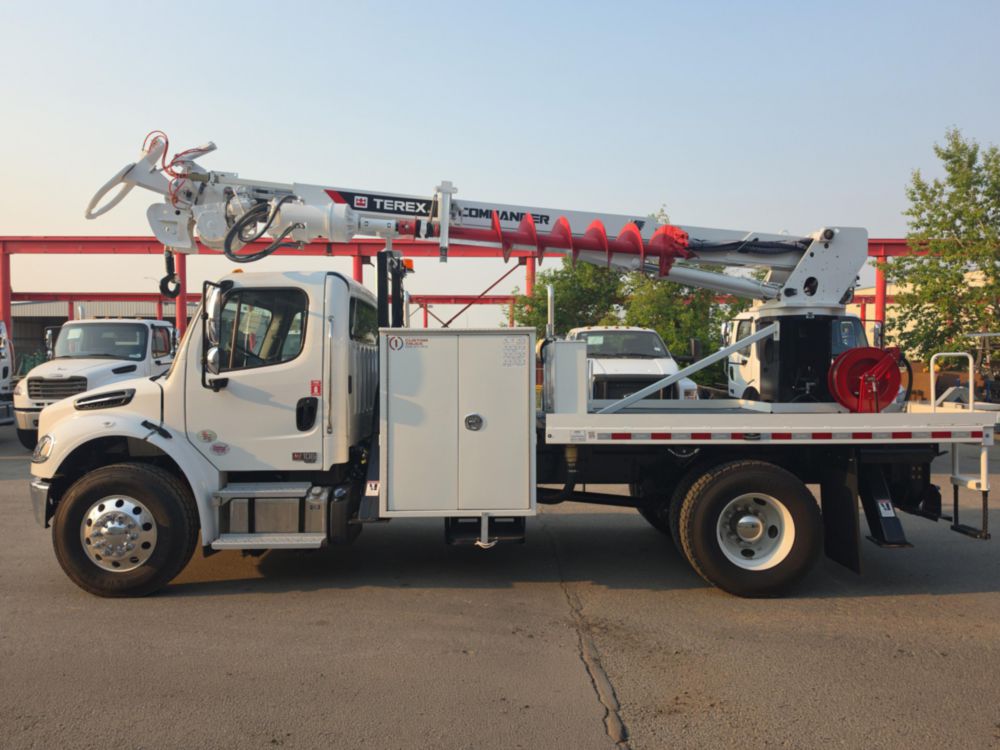 Terex Utilities COMMANDER 4047 CORNER MOUNT Digger Derrick on 2027 Freightliner M2106 4x2