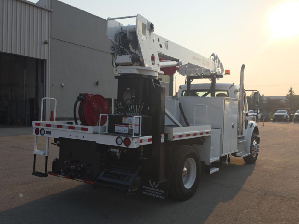 Terex Utilities COMMANDER 4047 CORNER MOUNT Digger Derrick on 2027 Freightliner M2106 4x2