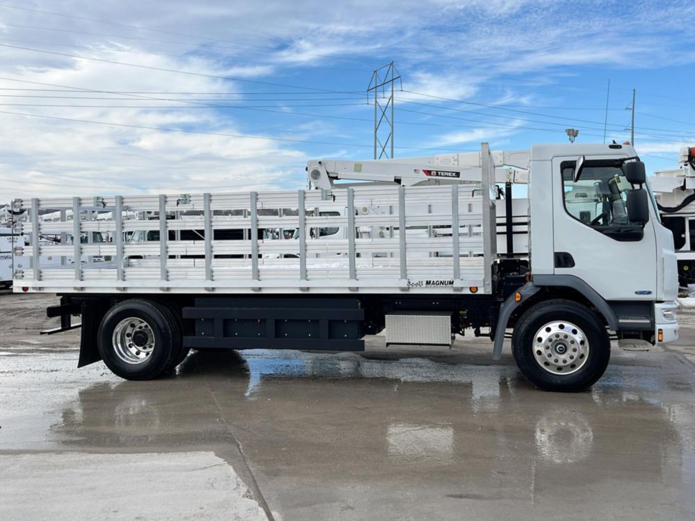 2024 Peterbilt 220 EV 4x2 20' Tafco Flatbed Truck