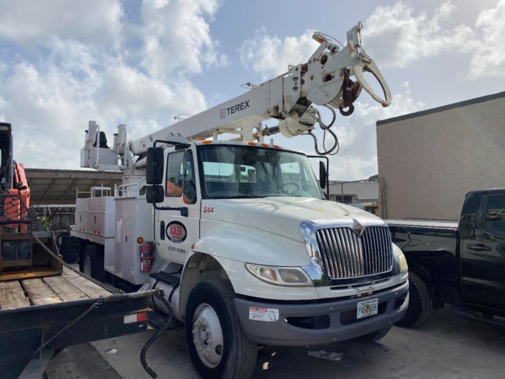 2011 Int'l 4300 Terex Commander 4047 Digger Derrick Truck