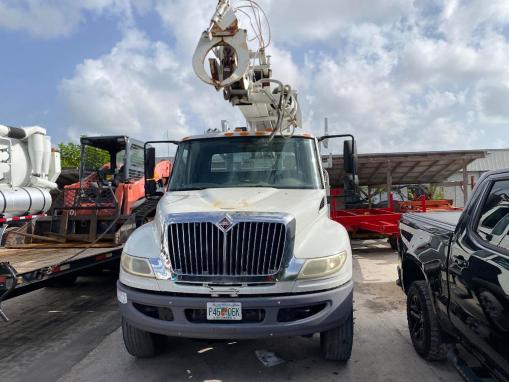 2011 Int'l 4300 Terex Commander 4047 Digger Derrick Truck