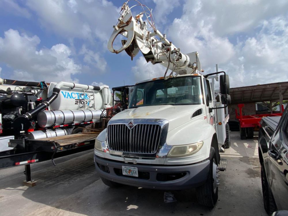 2011 Int'l 4300 Terex Commander 4047 Digger Derrick Truck