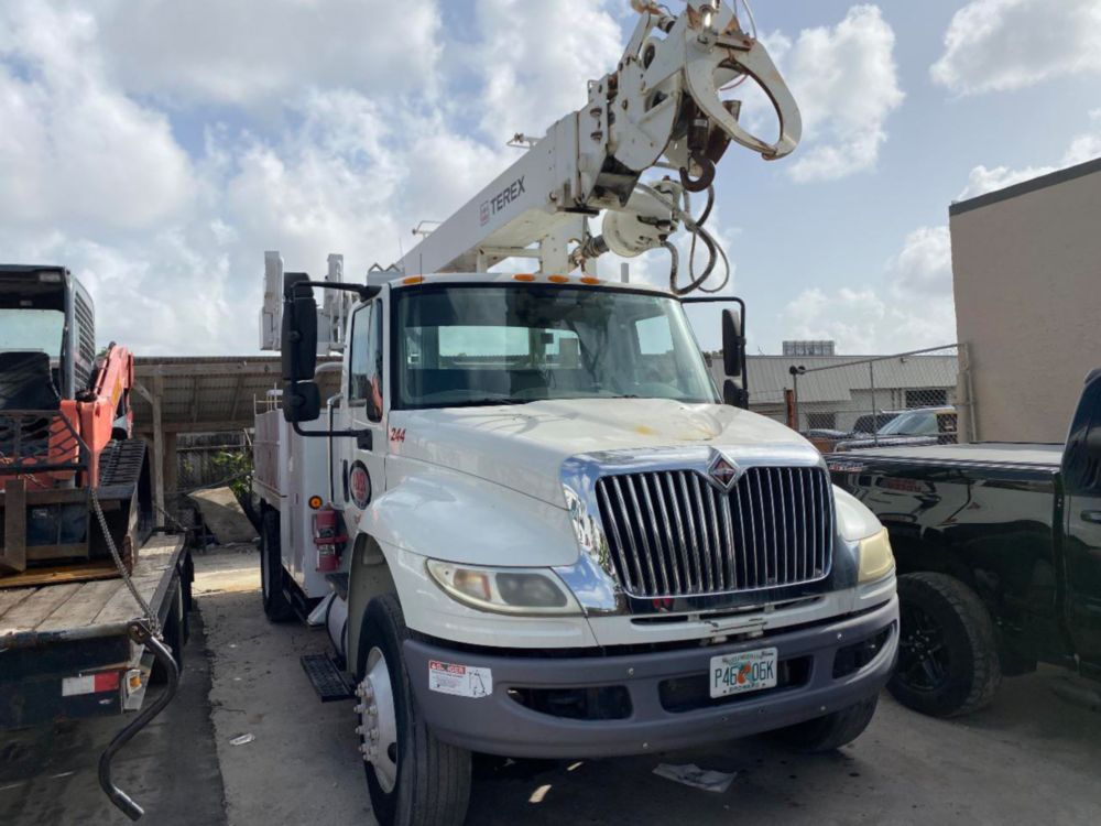 2011 Int'l 4300 Terex Commander 4047 Digger Derrick Truck
