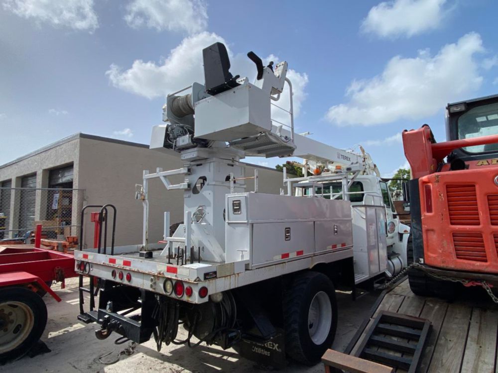 2011 Int'l 4300 Terex Commander 4047 Digger Derrick Truck